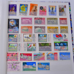 Lot massif de timbres du monde neufs et oblitérés en 8 albums.