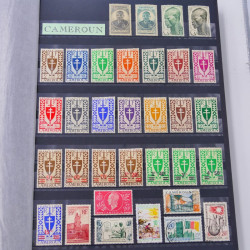 Lot massif de timbres du monde neufs et oblitérés en 8 albums.
