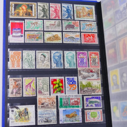 Lot massif de timbres du monde neufs et oblitérés en 8 albums.
