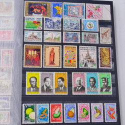 Lot massif de timbres du monde neufs et oblitérés en 8 albums.