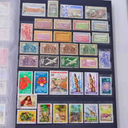 Lot massif de timbres du monde neufs et oblitérés en 8 albums.