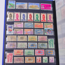 Lot massif de timbres du monde neufs et oblitérés en 8 albums.