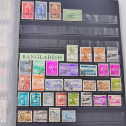Lot massif de timbres du monde neufs et oblitérés en 8 albums.