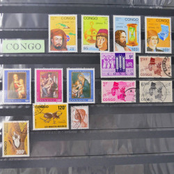 Lot massif de timbres du monde neufs et oblitérés en 8 albums.