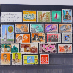 Lot massif de timbres du monde neufs et oblitérés en 8 albums.