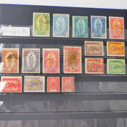 Lot massif de timbres du monde neufs et oblitérés en 8 albums.