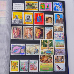 Lot massif de timbres du monde neufs et oblitérés en 8 albums.
