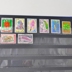 Lot massif de timbres du monde neufs et oblitérés en 8 albums.