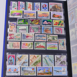 Lot massif de timbres du monde neufs et oblitérés en 8 albums.
