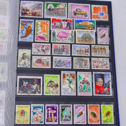 Lot massif de timbres du monde neufs et oblitérés en 8 albums.