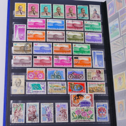 Lot massif de timbres du monde neufs et oblitérés en 8 albums.