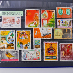 Lot massif de timbres du monde neufs et oblitérés en 8 albums.