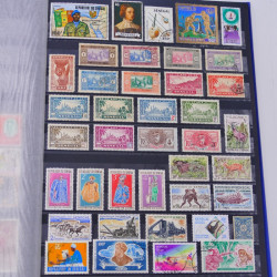 Lot massif de timbres du monde neufs et oblitérés en 8 albums.