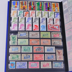 Lot massif de timbres du monde neufs et oblitérés en 8 albums.