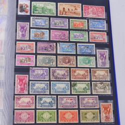 Lot massif de timbres du monde neufs et oblitérés en 8 albums.