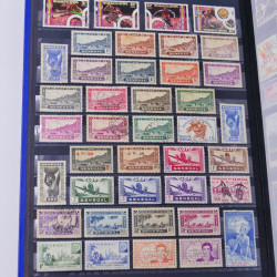 Lot massif de timbres du monde neufs et oblitérés en 8 albums.