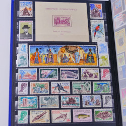 Lot massif de timbres du monde neufs et oblitérés en 8 albums.