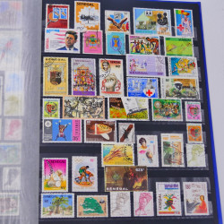 Lot massif de timbres du monde neufs et oblitérés en 8 albums.