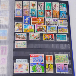 Lot massif de timbres du monde neufs et oblitérés en 8 albums.