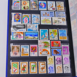 Lot massif de timbres du monde neufs et oblitérés en 8 albums.