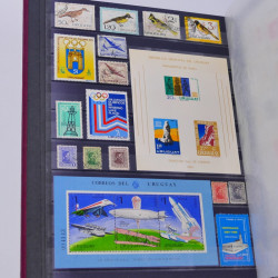 Lot massif de timbres du monde neufs et oblitérés en 8 albums.