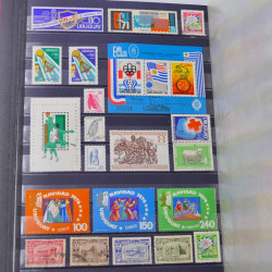 Lot massif de timbres du monde neufs et oblitérés en 8 albums.