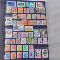 Lot massif de timbres du monde neufs et oblitérés en 8 albums.