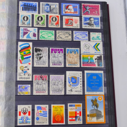 Lot massif de timbres du monde neufs et oblitérés en 8 albums.