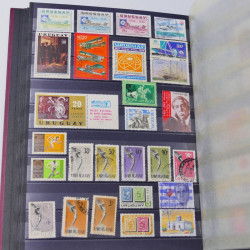 Lot massif de timbres du monde neufs et oblitérés en 8 albums.