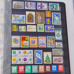 Lot massif de timbres du monde neufs et oblitérés en 8 albums.