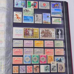 Lot massif de timbres du monde neufs et oblitérés en 8 albums.
