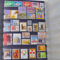 Lot massif de timbres du monde neufs et oblitérés en 8 albums.