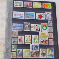 Lot massif de timbres du monde neufs et oblitérés en 8 albums.