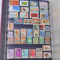 Lot massif de timbres du monde neufs et oblitérés en 8 albums.
