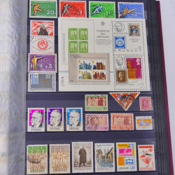 Lot massif de timbres du monde neufs et oblitérés en 8 albums.