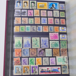 Lot massif de timbres du monde neufs et oblitérés en 8 albums.