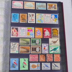 Lot massif de timbres du monde neufs et oblitérés en 8 albums.