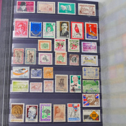 Lot massif de timbres du monde neufs et oblitérés en 8 albums.