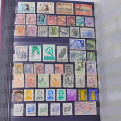 Lot massif de timbres du monde neufs et oblitérés en 8 albums.
