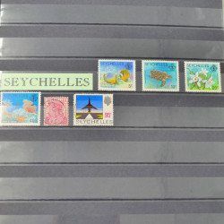 Lot massif de timbres du monde neufs et oblitérés en 8 albums.