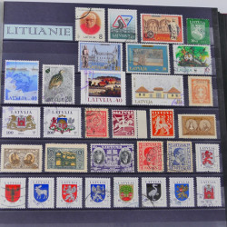 Lot massif de timbres du monde neufs et oblitérés en 8 albums.