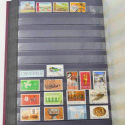 Lot massif de timbres du monde neufs et oblitérés en 8 albums.