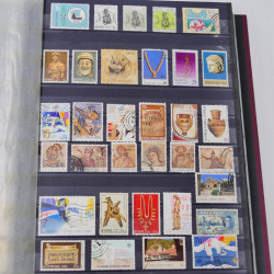 Lot massif de timbres du monde neufs et oblitérés en 8 albums.