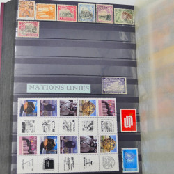 Lot massif de timbres du monde neufs et oblitérés en 8 albums.