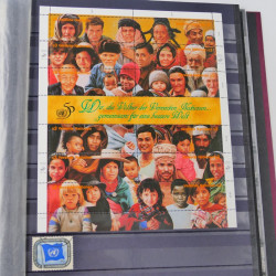 Lot massif de timbres du monde neufs et oblitérés en 8 albums.