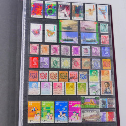Lot massif de timbres du monde neufs et oblitérés en 8 albums.