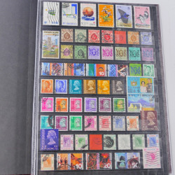 Lot massif de timbres du monde neufs et oblitérés en 8 albums.