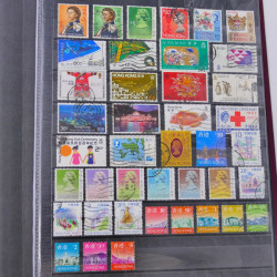 Lot massif de timbres du monde neufs et oblitérés en 8 albums.