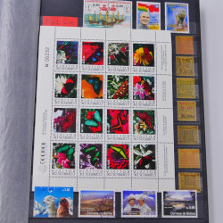 Lot massif de timbres du monde neufs et oblitérés en 8 albums.