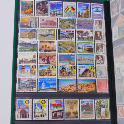 Lot massif de timbres du monde neufs et oblitérés en 8 albums.